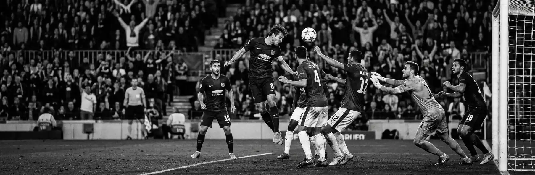 Football players organising themselves for an attacking corner kick